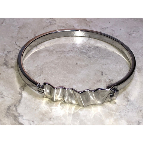 CHLOE & ISABEL Silver-Tone Wavy Bar Hinged Bangle - B094