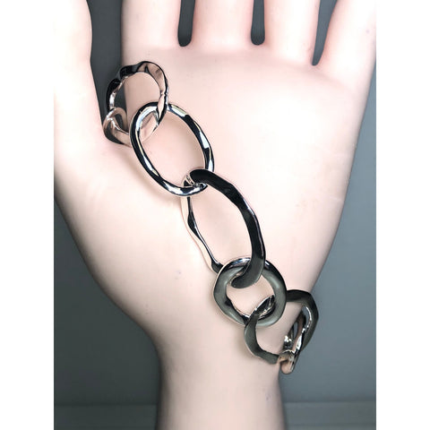 CHLOE + ISABEL sculpted silver hammered link bracelet - B005